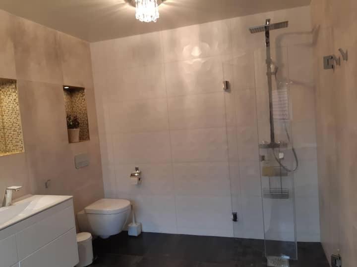 Lyxigt Rum Med Eget/Badrum Med Spa Kaensla Jönköping Exterior foto